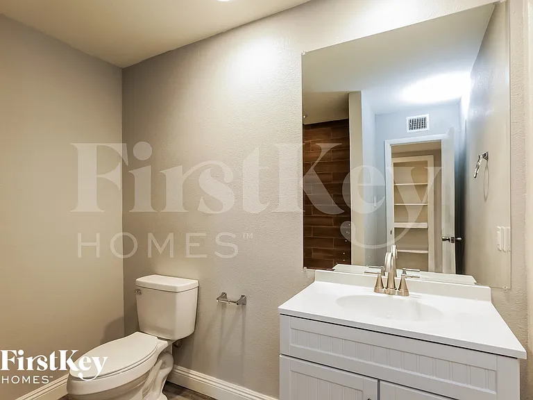 5361 N 61st Dr — Photo 13