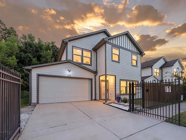 209 Blueberry St — Photo 1