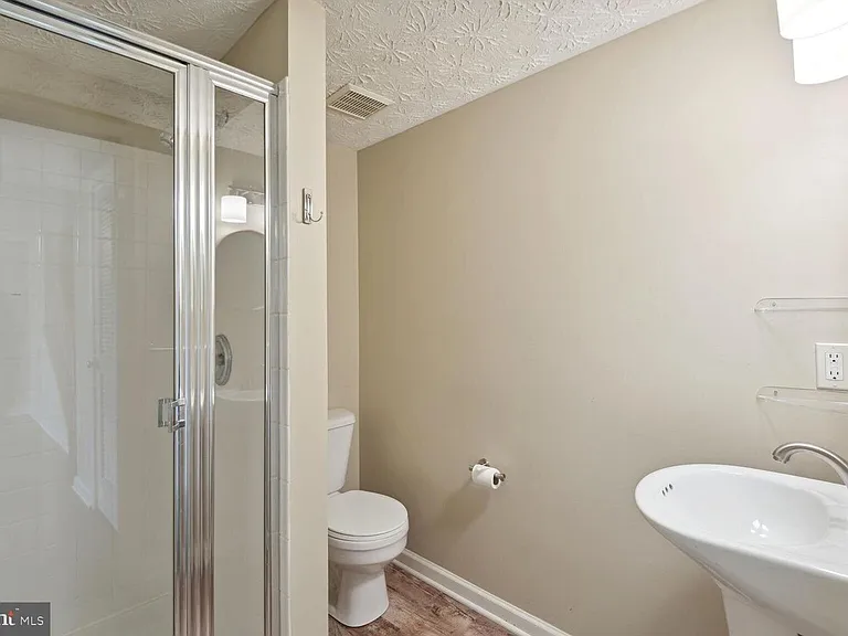 8322 Lyndhurst St — Photo 16