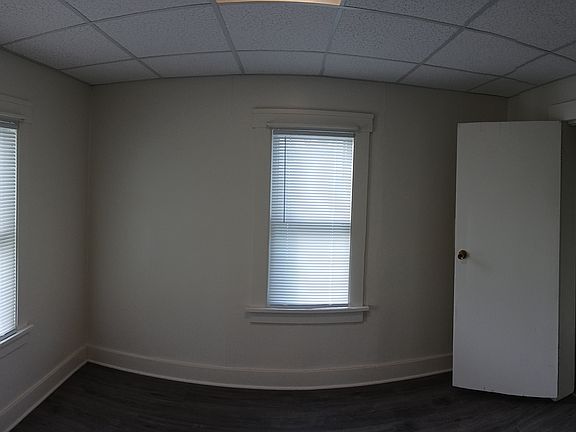 Bed room with closet