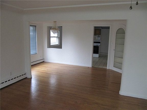 5th image of 225 Auburn Way N