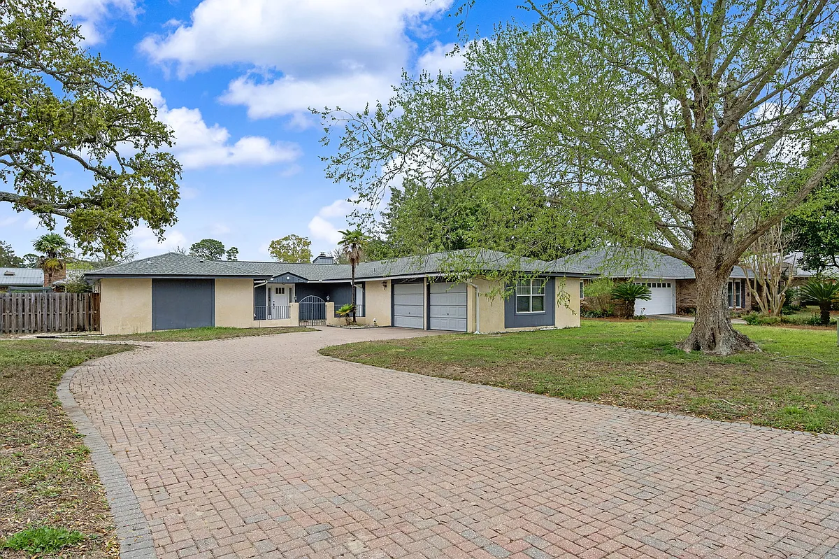 Building Photo - 6 Pinehurst Dr