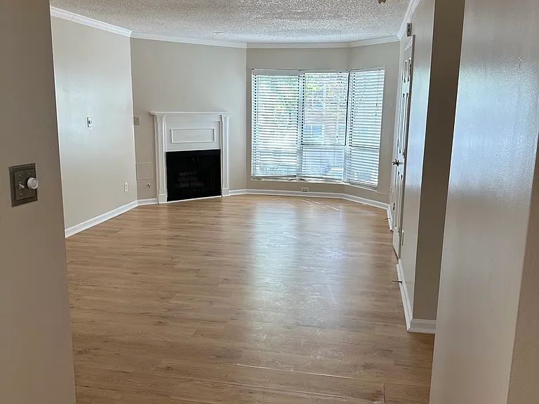 209 14th St NE #111 — Photo 1