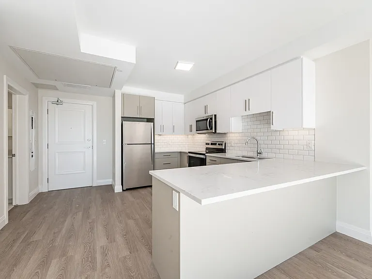460 Columbia St W — Photo 41