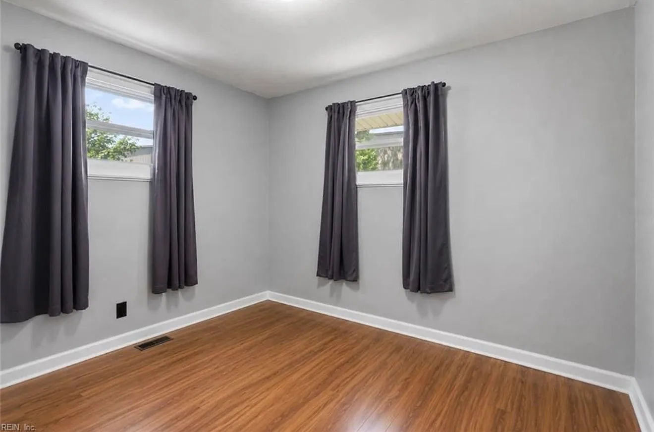 3 bed, 864 sqft, $2,000 — Photo 3