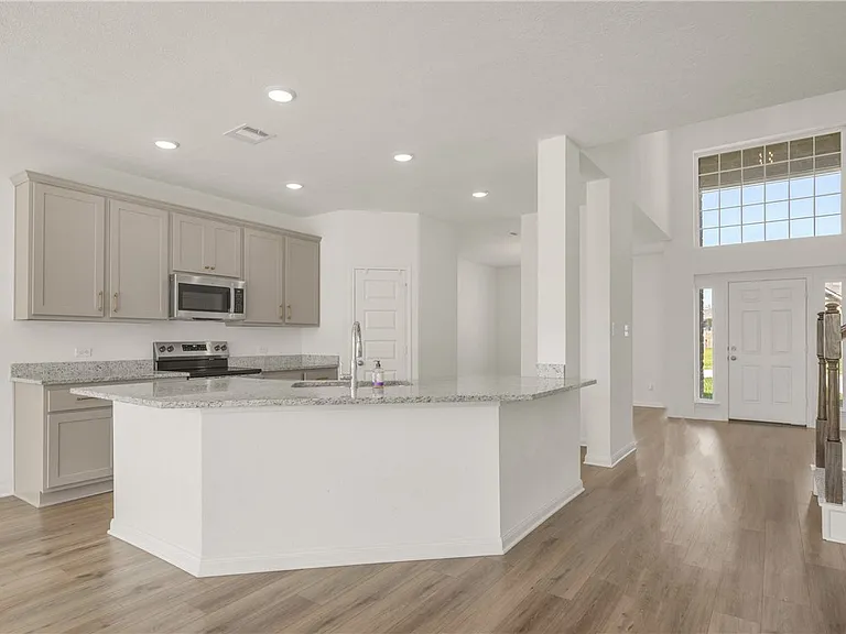 1386 Kingsgate Dr — Photo 8