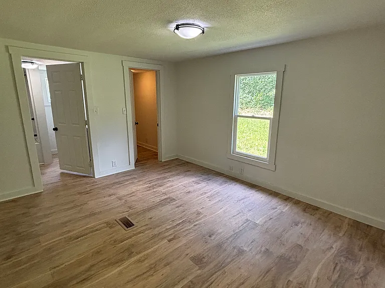 430 E Jameson Ave — Photo 4