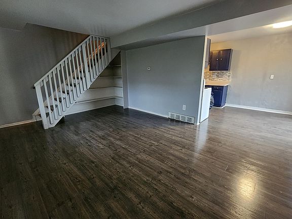 2nd image of 4 Beechwoode Ln Unit 4