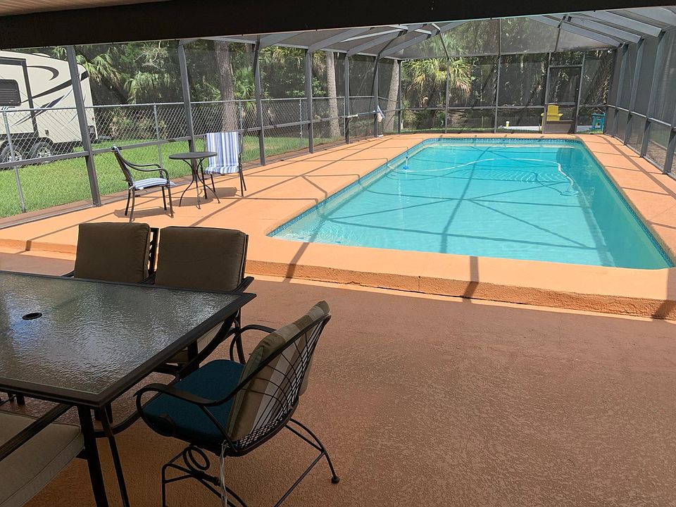 Lanai Area with table, chairs, and BBQ Grill