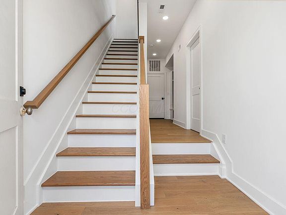 4th image of 1095 W 3rd Ave