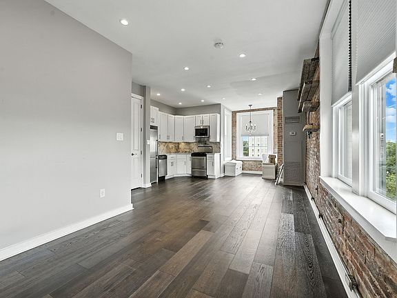 3rd image of 333 2nd St NE