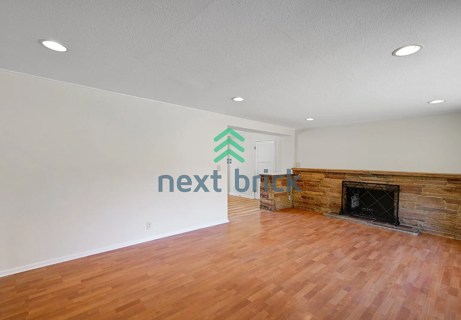 "Charming 3-Bed, 2-Bath Home in Shoreline with 1250 Sq Ft of Comfort!" — Photo 4