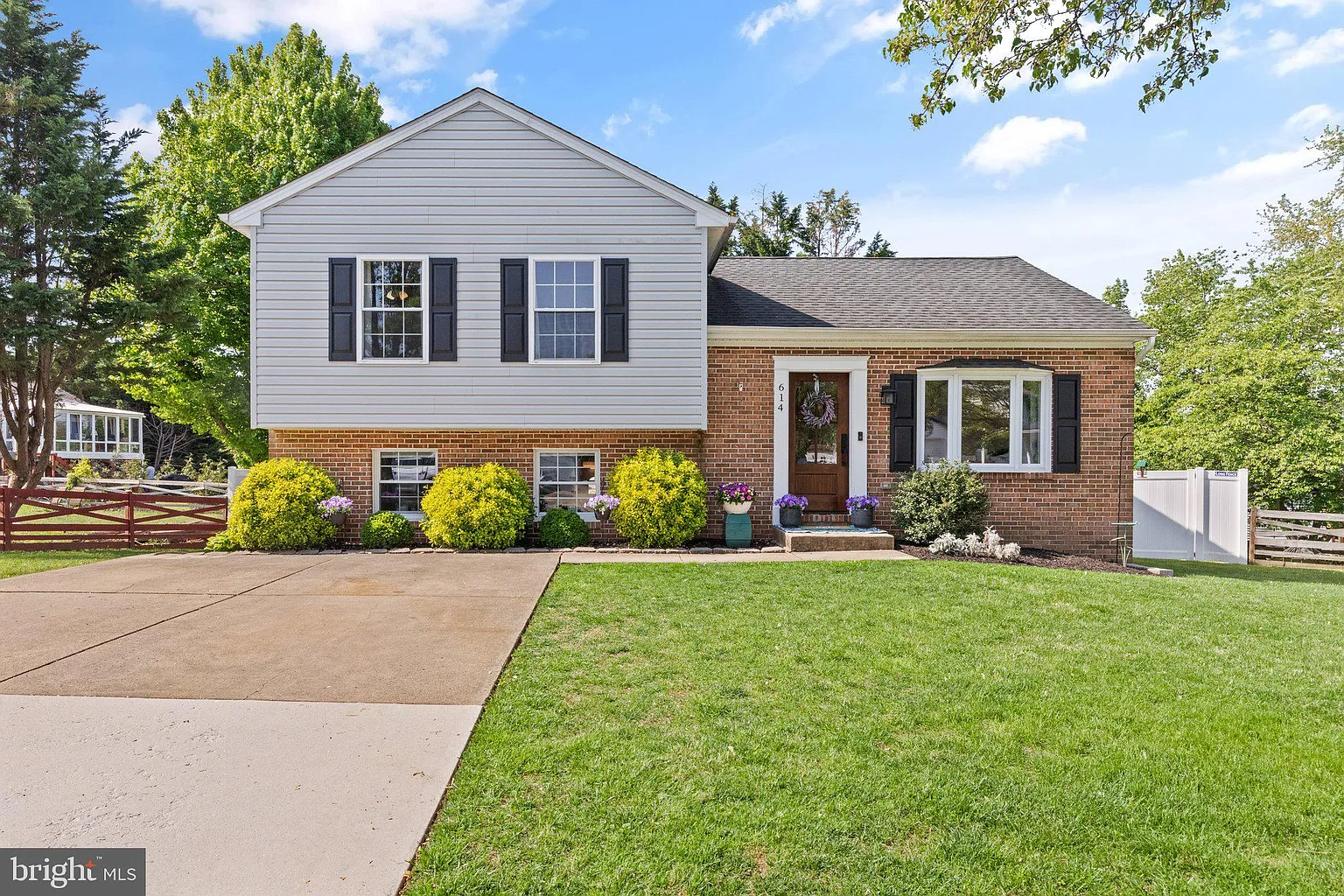 614 Lanark Ct N photo 1