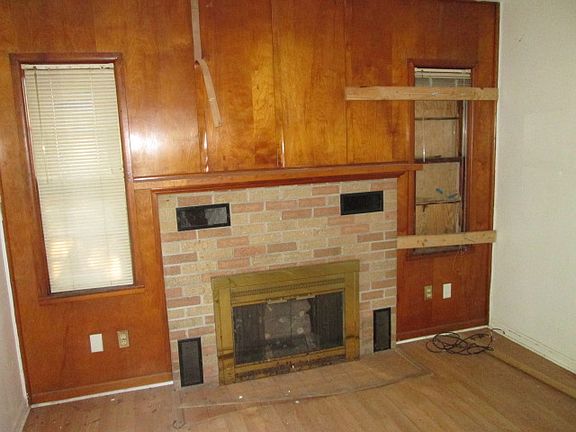 2nd image of 3004 Custer Ave