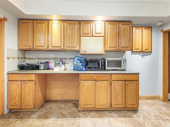 5th image of 3259 3rd Ave