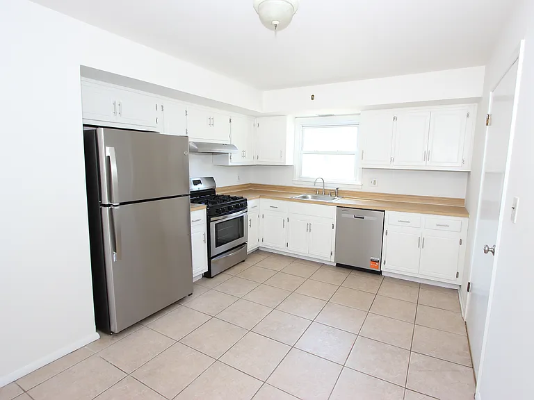 365 E 54th St #2 — Photo 7