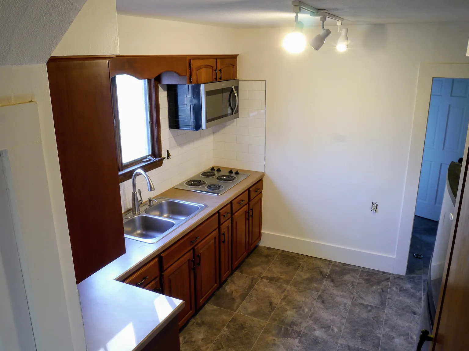 5 bed, 1015 sqft, $4,500 — Photo 2