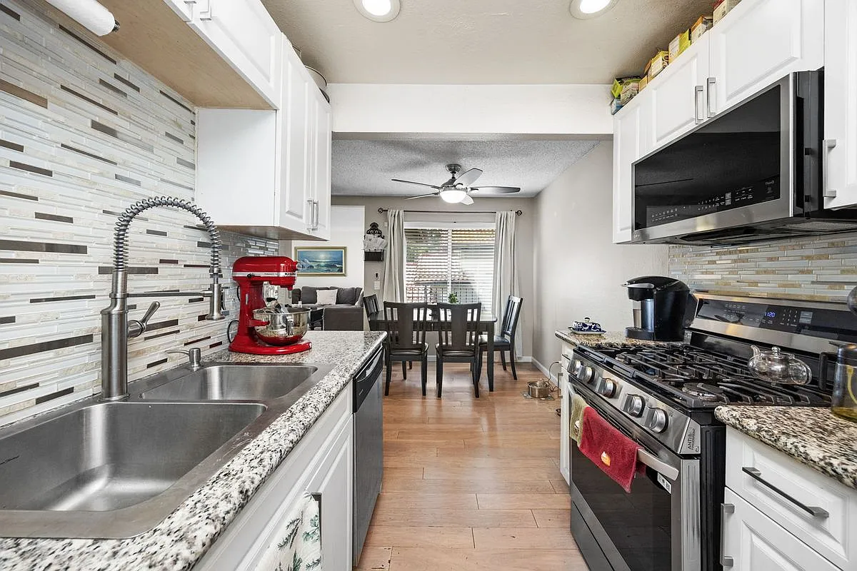 2 bed, 2.0 bath, 1095 sqft, $2,700 — Photo 4