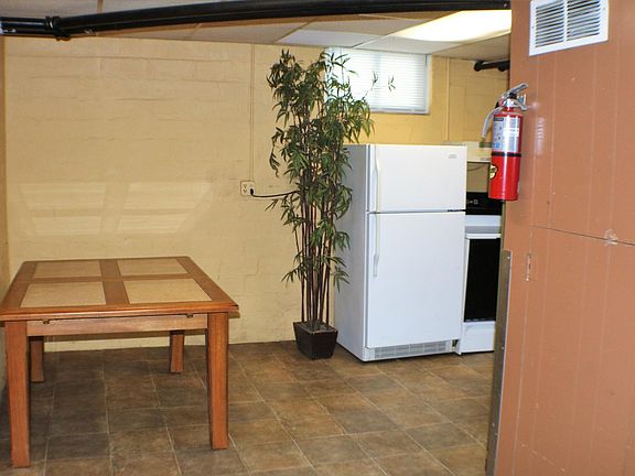 5th image of 415 N Van Buren St #3