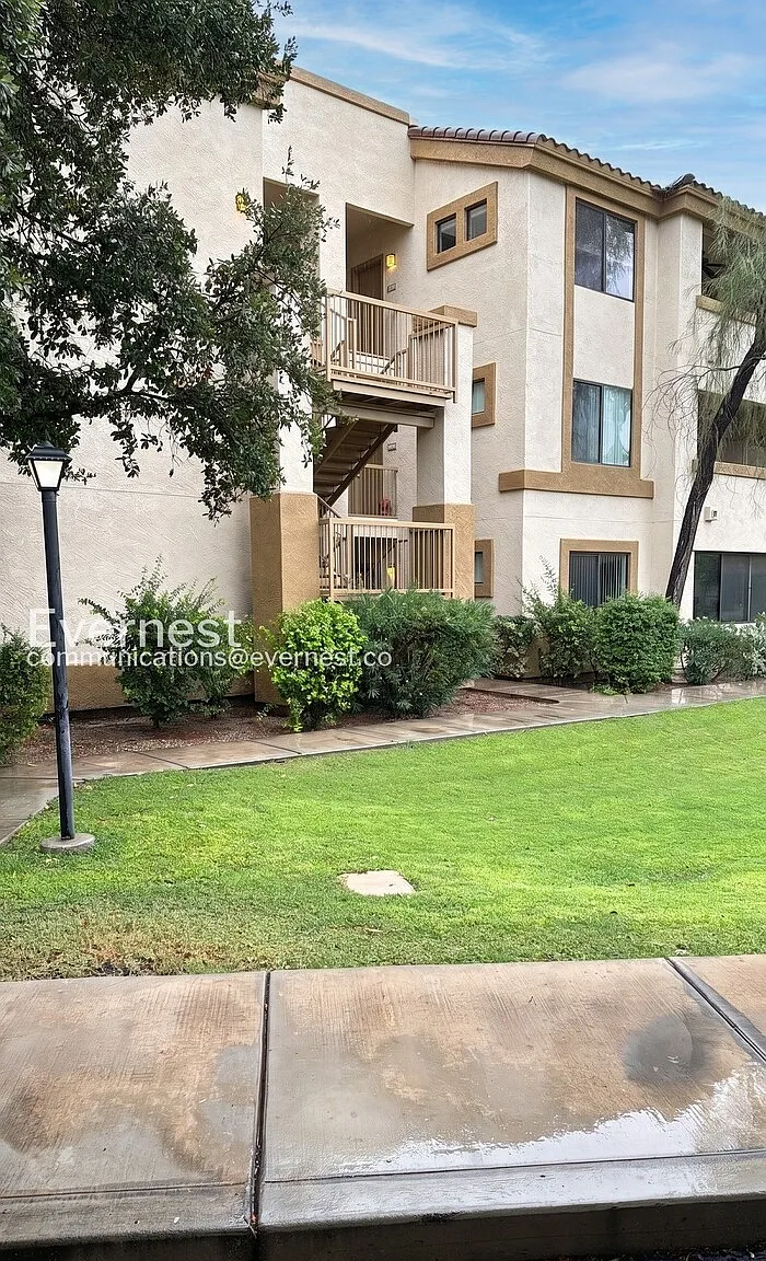 2550 E River Rd — Photo 2