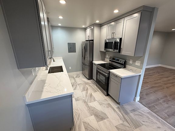 3rd image of 956 Castlewood Dr #2