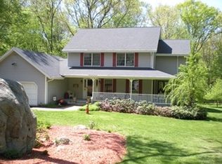 14 Hyde Park Dr, Gales Ferry, CT 06335
