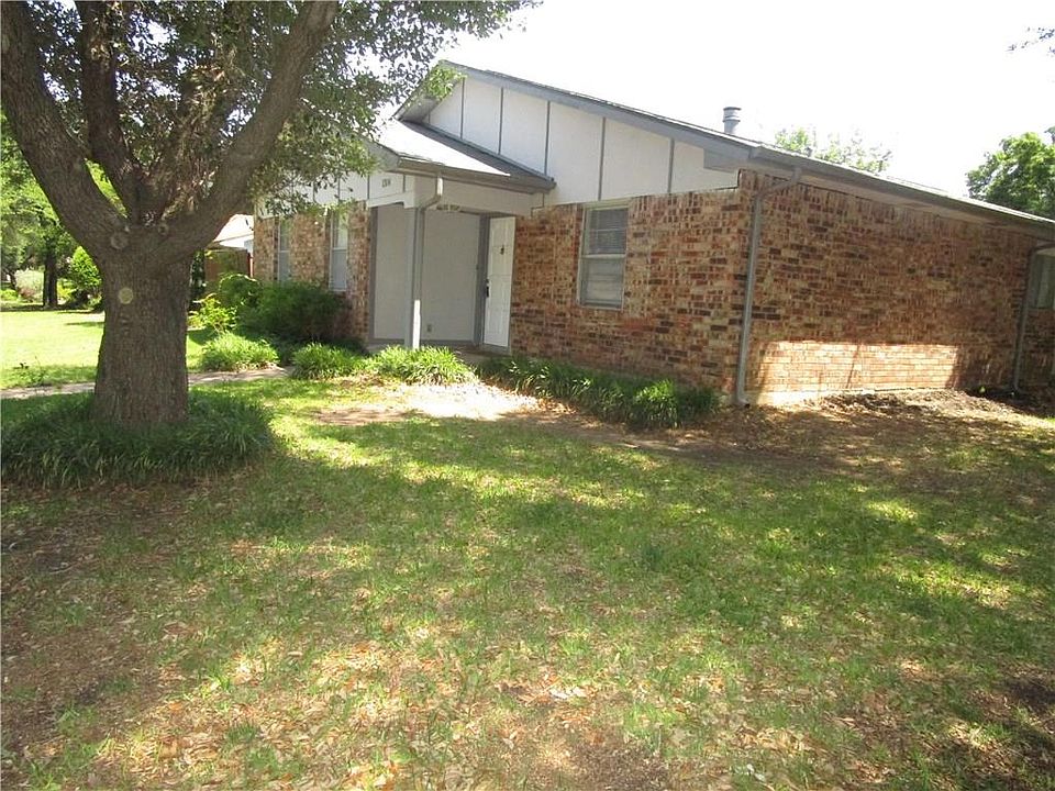 1st image of 1304 Villa Downs Dr