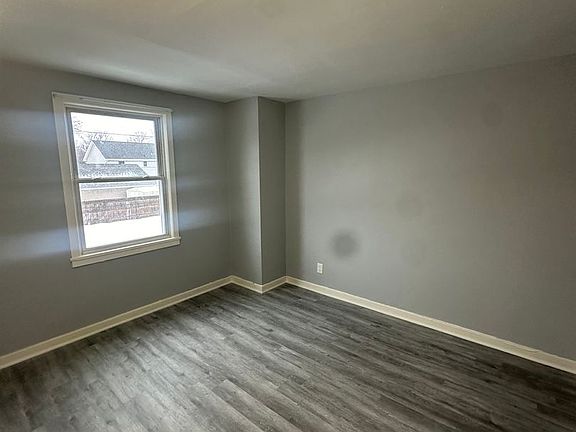 4th image of 15-25 Dumas Pl #17