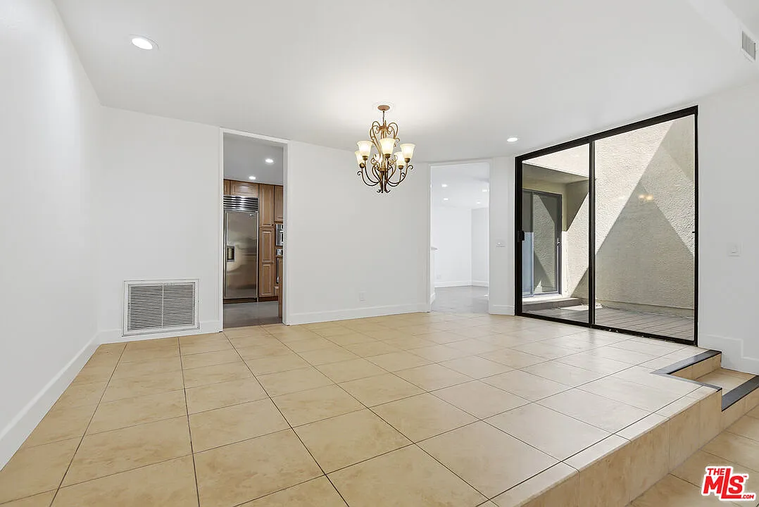 2 bed, 2.5 bath, 2372 sqft, $8,200 — Photo 4