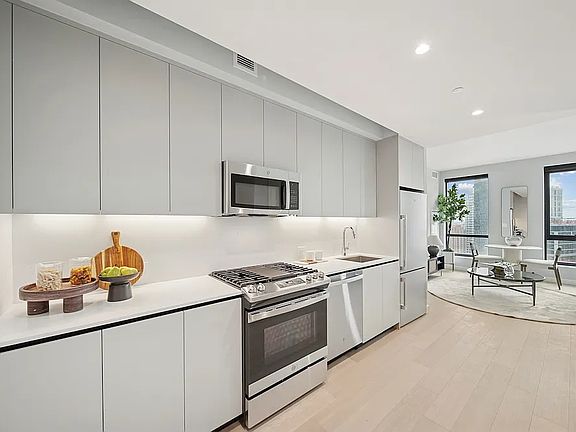 2nd image of 567 Fulton St #Pha
