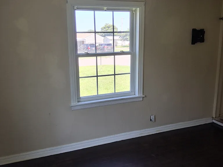 1552 S Elm Ave — Photo 9