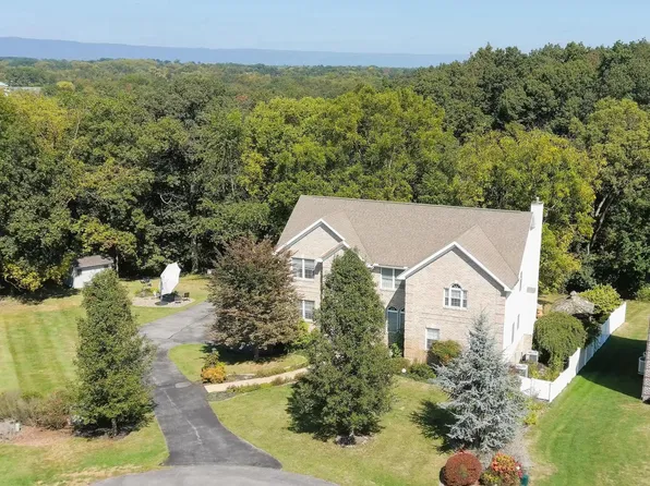 8140 Golf Vista Dr, Greencastle, PA 17225