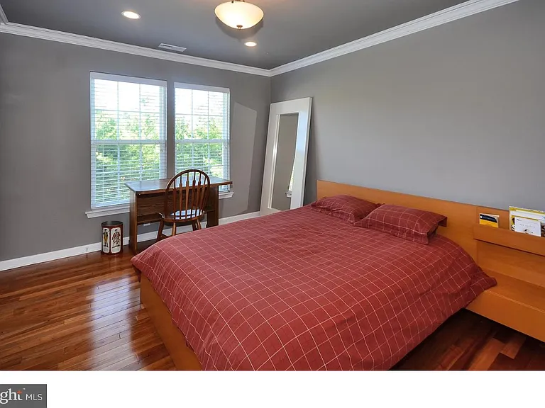 584 Leslie Ln — Photo 11
