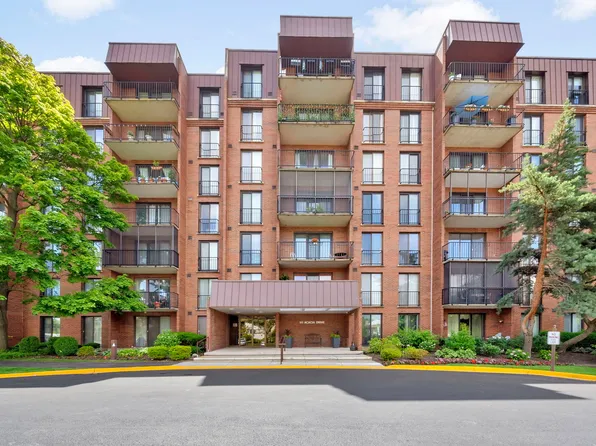 111 Acacia Dr APT 109, Indian Head Park, IL 60525