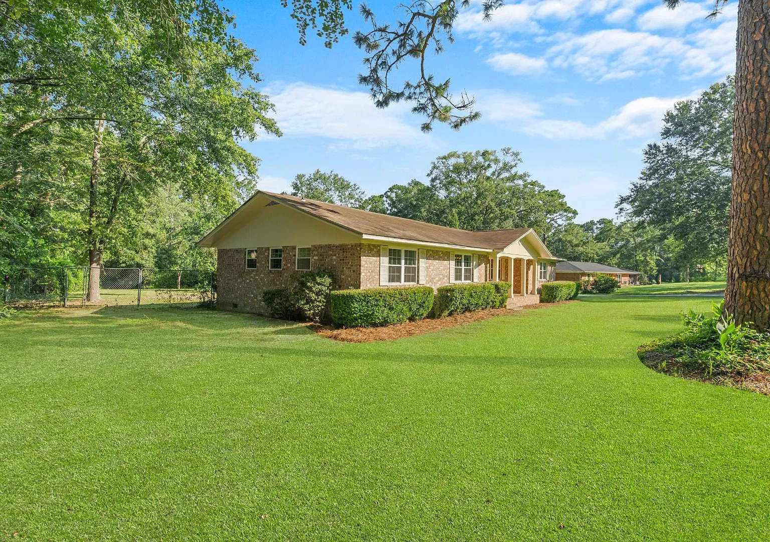 207 N Jackson Rd — Photo 2