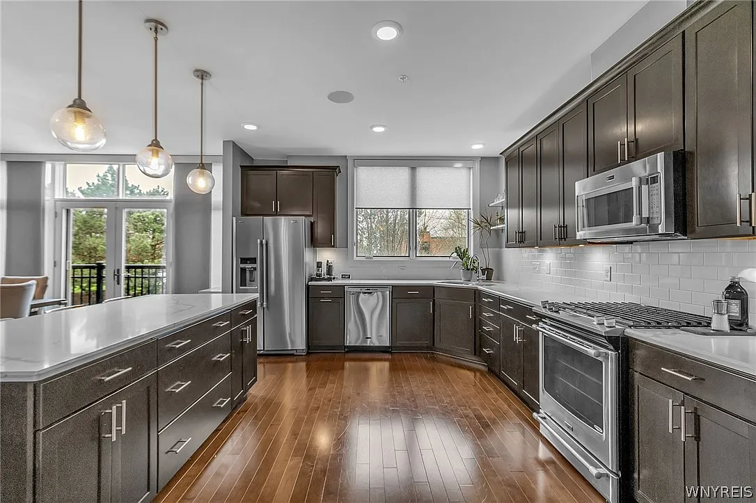 2 bed, 4.0 bath, 3224 sqft, $5,000 — Photo 2
