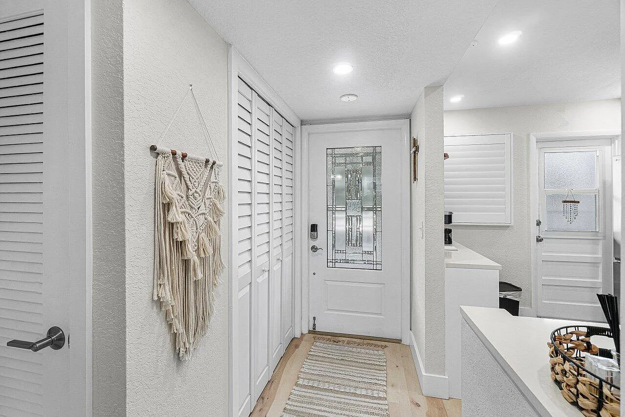 1 bed, 1.0 bath, 1009 sqft, $4,000 — Photo 3