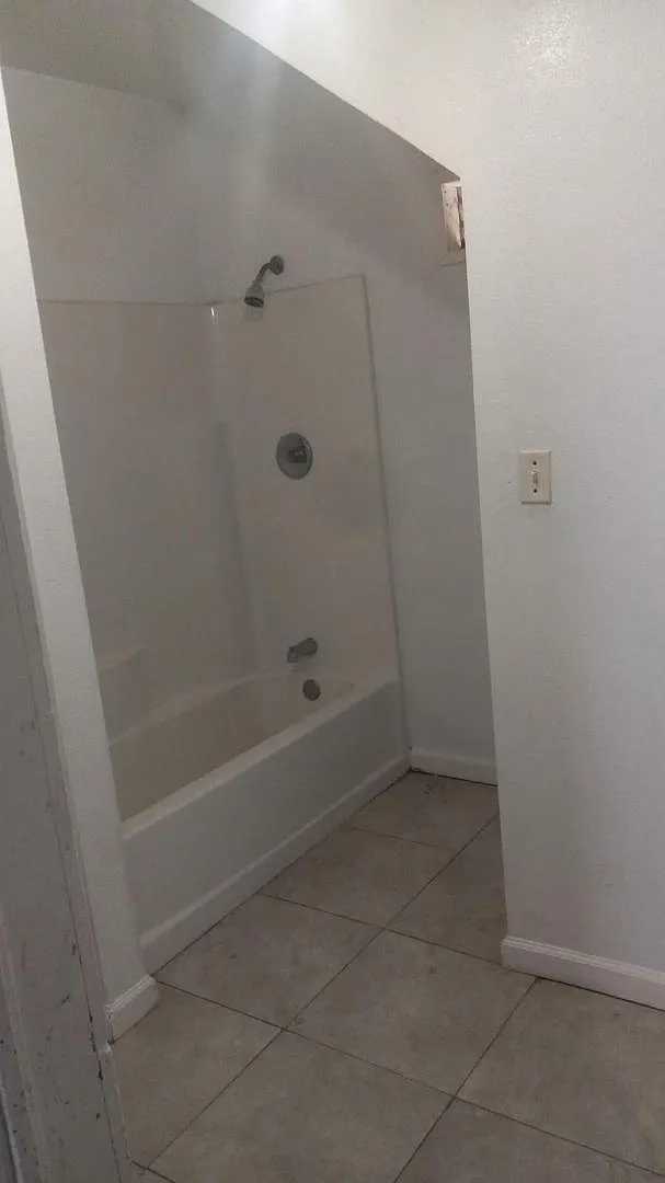 2219 W Houston St - 3 — Photo 2