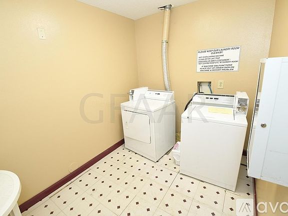 3rd image of 921 32nd Ave S APT 14