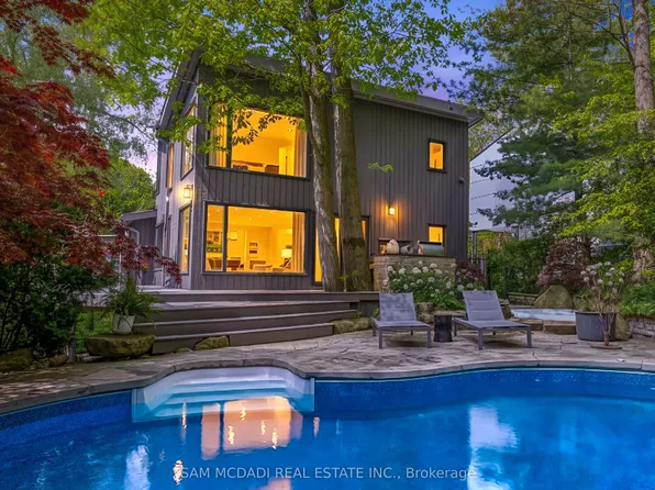 1273 Queen Victoria Ave, Mississauga, ON L5H 3H2