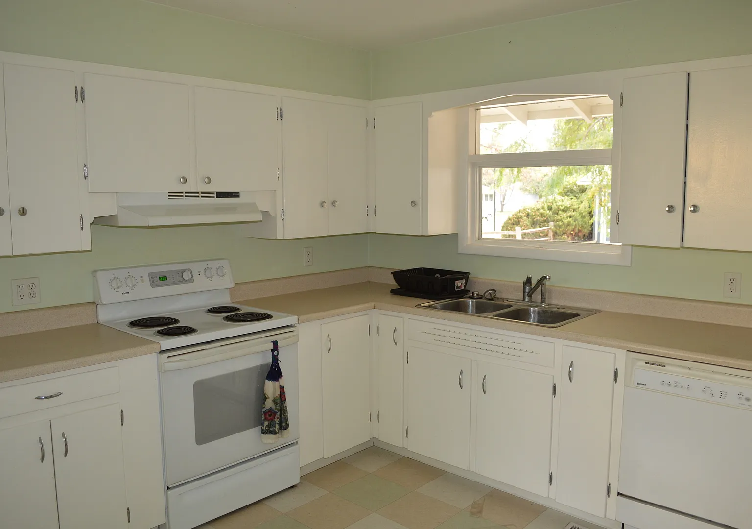 Charming 3 Bed/1.5 Bath in Desirable College Heights Location! — Photo 4