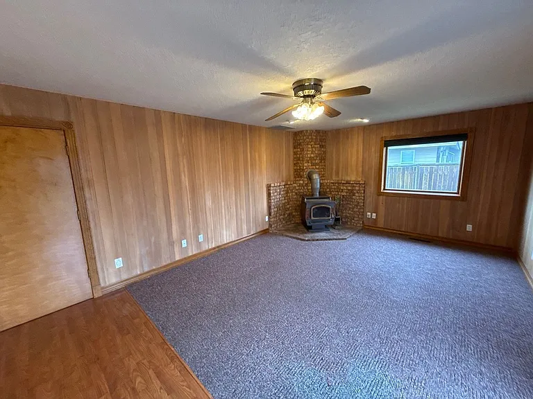 460 SE Conifer Pl — Photo 2