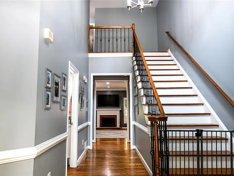 304 Bridle Path — Photo 2