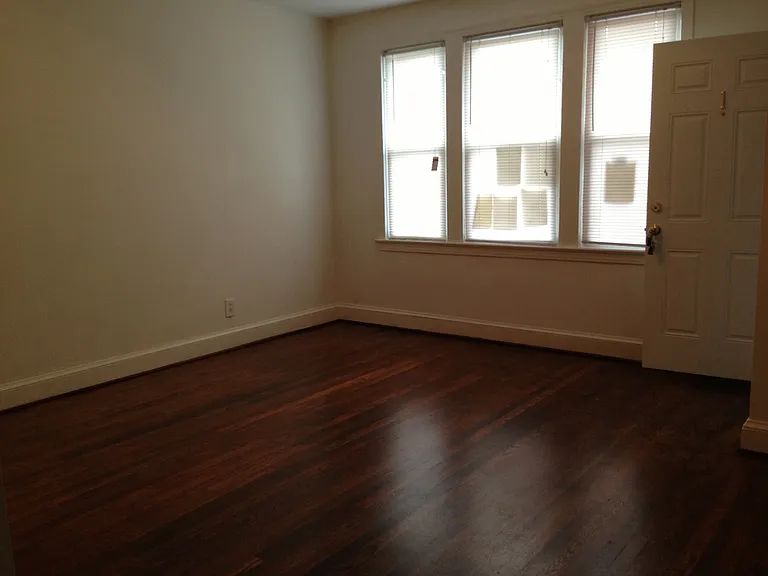 4023 9th St NE — Photo 3