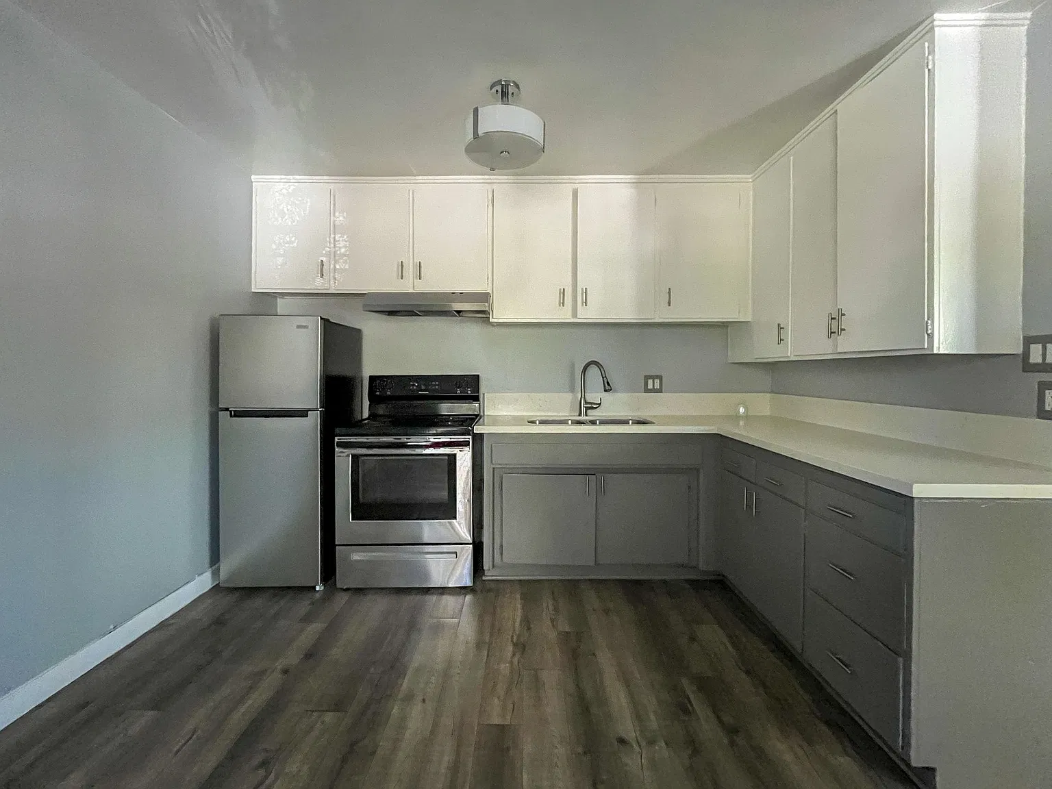 1092 Gladys Ave — Photo 2