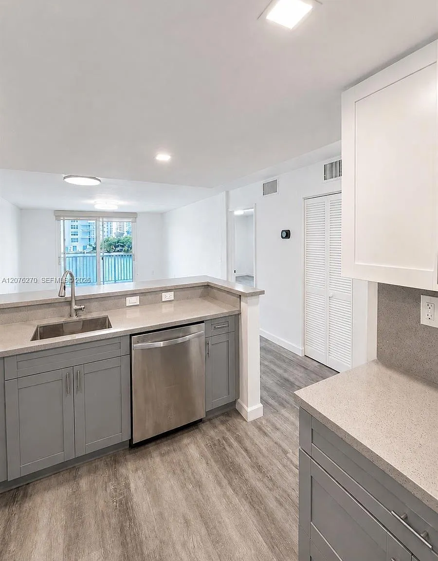 Eden Point North Condo — Photo 1