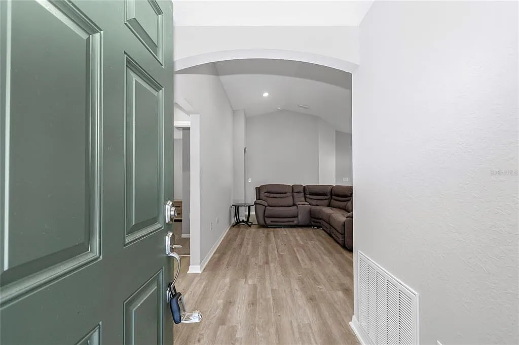 3 bed, 2.0 bath, 1541 sqft, $2,100 — Photo 4