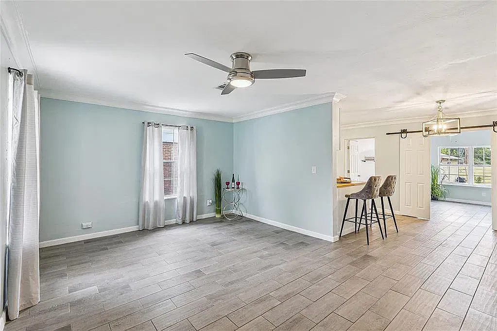 3 bed, 977 sqft, $1,400 — Photo 1
