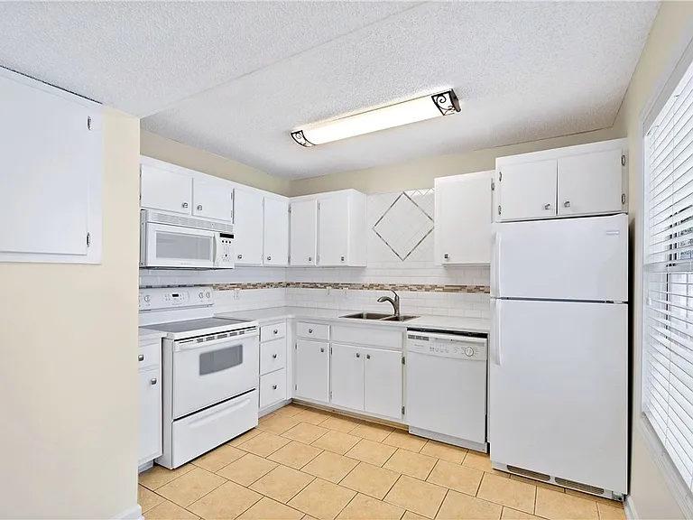 907 E Island Square Dr — Photo 7