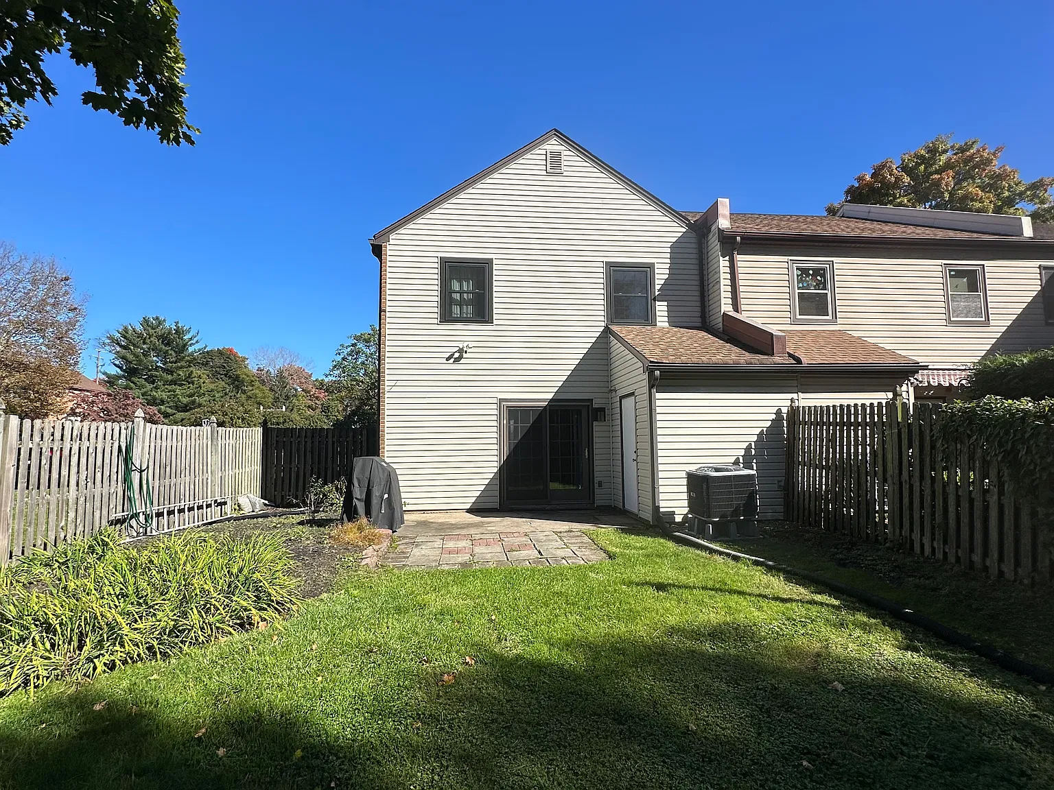 3 bed, 2.5 bath, 1628 sqft, $3,000 — Photo 2